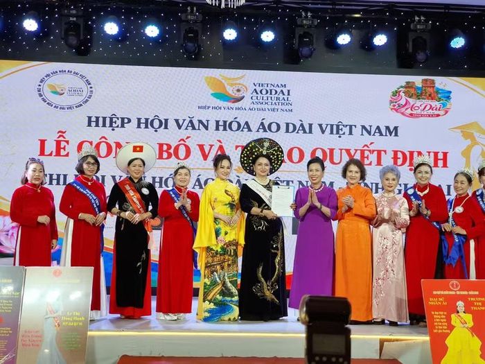  Bà Nguyễn Thị Ngự - Chi hội trưởng Chi hội Văn hóa Áo dài Việt Nam tỉnh Gia Lai nhận quyết định thành lập Chi hội. Ảnh: Kim Hường 