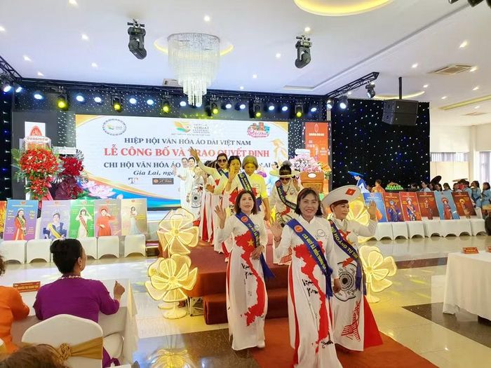  Các hội viên Hiệp hội Văn hóa Áo dài Việt Nam tham gia trình diễn áo dài tại lễ công bố. Ảnh: Kim Hường 