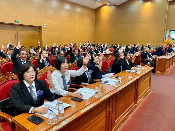  Đại biểu biểu quyết thông qua Nghị quyết Đại hội. Ảnh: Nhật Trường 