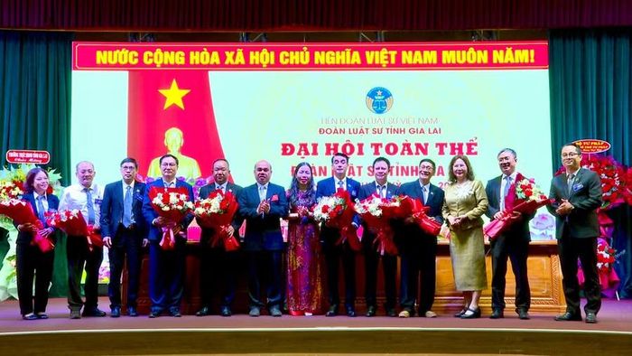  Luật sư Võ Hồng Nam (thứ 5 bên phải) giữ chức Chủ nhiệm Đoàn Luật sư tỉnh Gia Lai nhiệm kỳ 2026-2031. Ảnh: Nhật Trường 