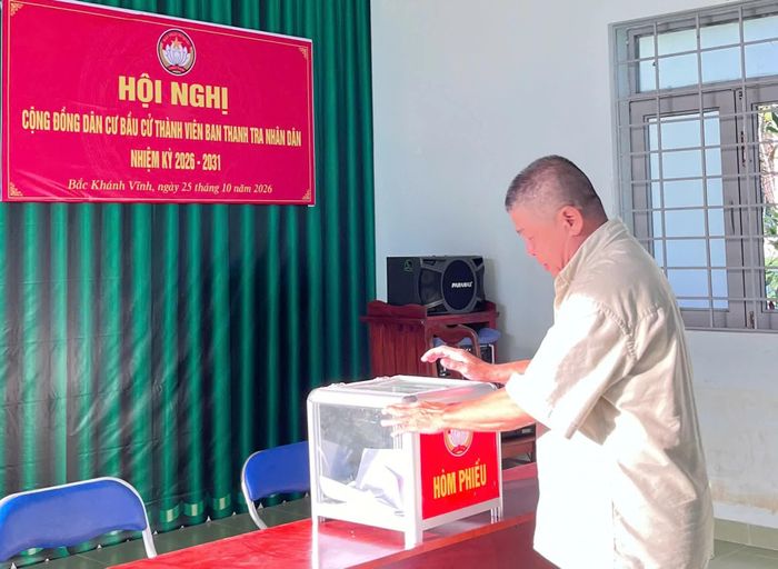 Người dân thôn Suối Cau tham gia bỏ phiếu.