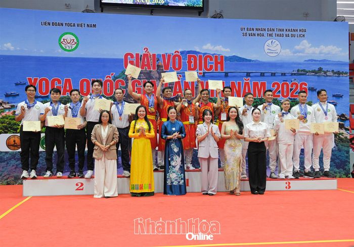 Đại diện Ban tổ chức trao huy chương cho các đội nam thi đấu xuất sắc tại giải.