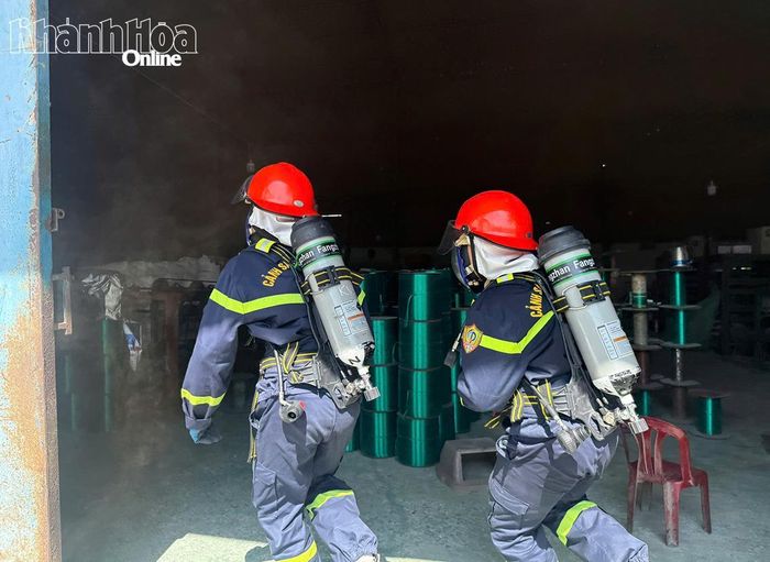 Chiến sĩ chữa cháy chuyên nghiệp tiếp cận hiện trường tổ chức trinh sát, cứu người.