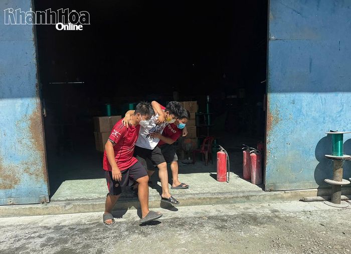 Các công nhân hỗ trợ đồng nghiệp thoát ra ngoài an toàn.