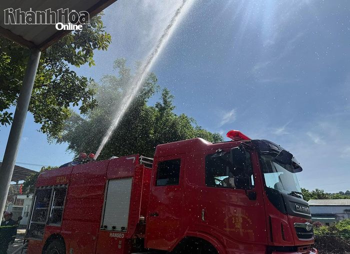 Xe chữa cháy tiếp cận hiện trường dập lửa.