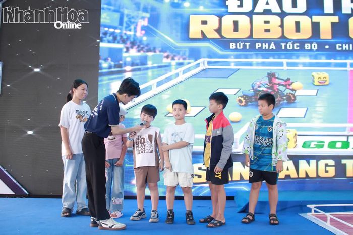 Học sinh được phổ biến luật chơi tại phần thi đấu robot ORC K2.