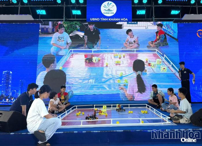 Học sinh tham gia phần thi đấu tại chương trình. 