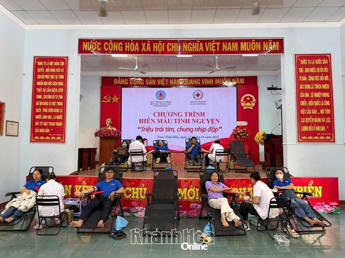 Chương trình thu hút nhiều người đến hiến máu tình nguyện.