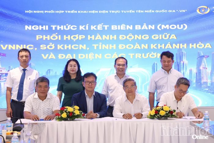 Đại diện các cơ sở giáo dục ký kết biên bản ghi nhớ phối hợp hành động. 