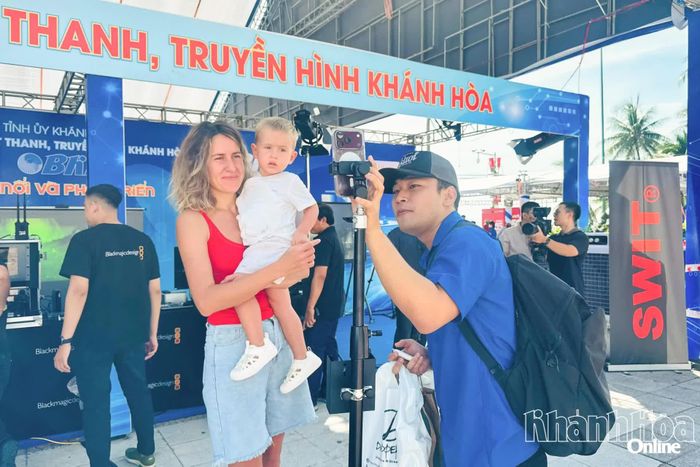 Đoàn viên Báo và Phát thanh, Truyền hình Khánh Hòa hỗ trợ khách tham quan trải nghiệm camera 360 độ.