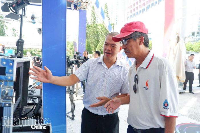 Khách tham quan gian hàng tìm hiểu về thiết bị cân chỉnh màu sắc ở khâu hậu kỳ.