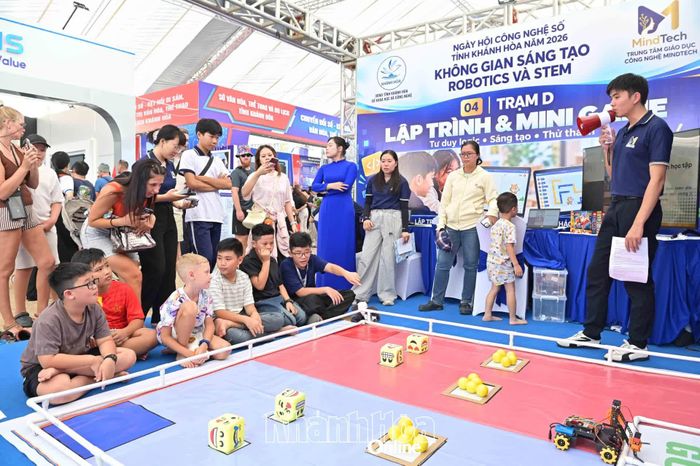 Các em nhỏ trải nghiệm hoạt động STEM tại ngày hội.