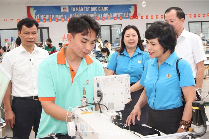 Lãnh đạo Liên đoàn Lao động tỉnh khảo sát, nắm bắt tình hình việc làm, đời sống người lao động tại Khu Công nghiệp Du Long (xã Thuận Bắc).