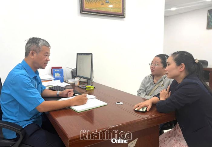 Cán bộ Liên đoàn Lao động tỉnh tư vấn pháp luật cho người lao động.