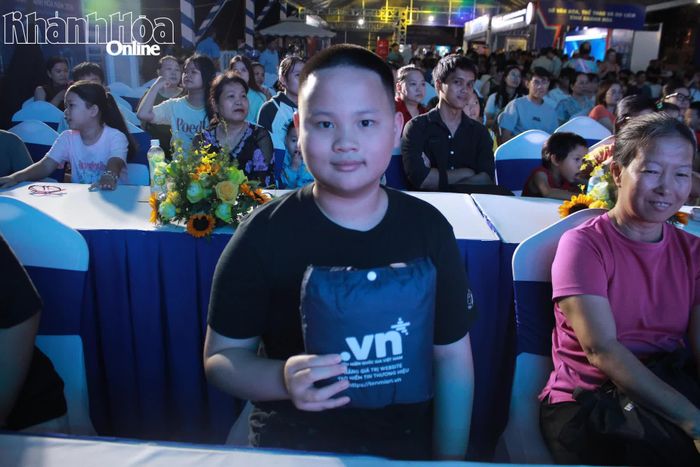 Một em nhỏ nhận quà từ Ban tổ chức.