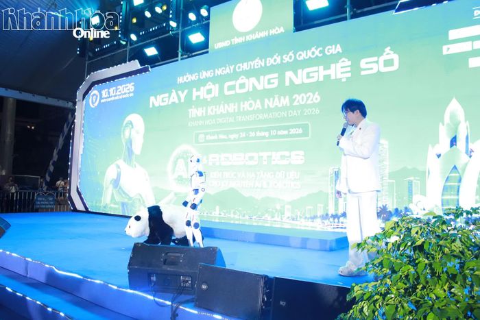 Robot trình diễn tại chương trình.