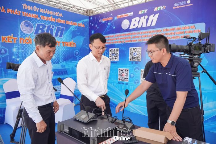 Đồng chí Nguyễn Thanh Hà và đại biểu tham quan gian hàng của Báo và Phát thanh, Truyền hình Khánh Hòa.