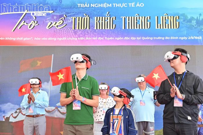 Du khách trải nghiệm thực tế ảo “Trở về thời khắc thiêng liêng”.