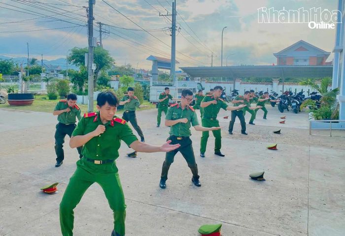 Công an xã Tây Ninh Hòa tập luyện võ thuật nâng cao nghiệp vụ.