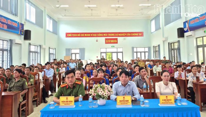 Một buổi tuyên truyền công tác phòng, chống tội phạm xâm hại trẻ em thu hút đông đảo cán bộ, Nhân dân tham gia.