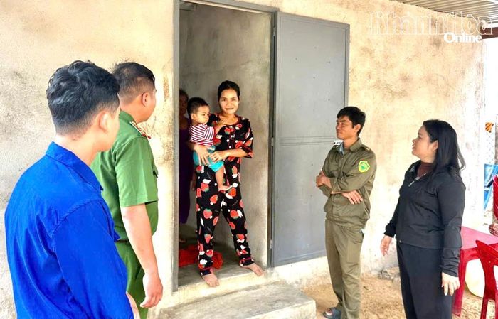 Công an xã Tây Ninh Hòa phối hợp với các lực lượng tới tận nhà vận động người dân cài đặt ứng dụng VNeID.