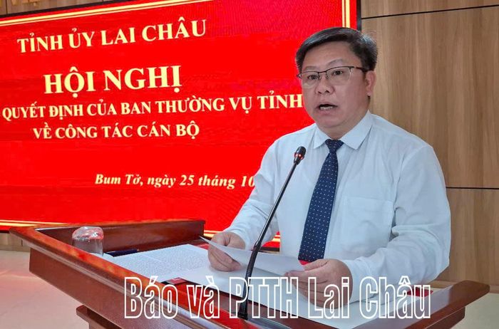 Đồng chí Trần Mạnh Hùng - Tân Bí thư Đảng ủy xã Bum Tở phát biểu nhận nhiệm vụ.