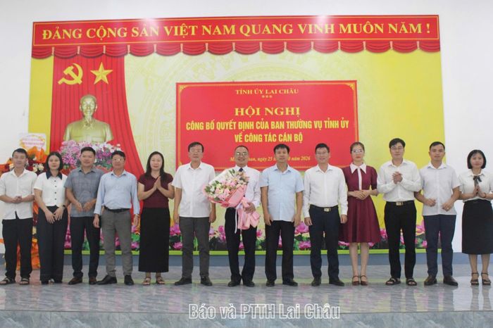 Tập thể lãnh đạo xã Pa Tần tặng hoa chúc mừng đồng chí Khổng Văn Thành - Tân Phó Bí thư Đảng ủy xã Mường Than.