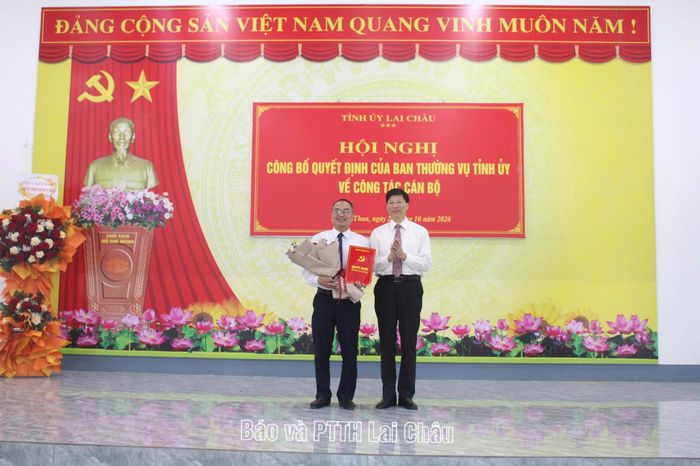 Đồng chí Bùi Huy Phương - Phó Trưởng Ban Tổ chức Tỉnh ủy trao quyết định của Ban Thường vụ Tỉnh ủy cho đồng chí Khổng Văn Thành.