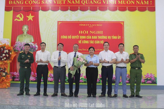 Tập thể Ban Thường vụ Đảng ủy xã Mường Than tặng hoa chúc mừng đồng chí Khổng Văn Thành - Tân Phó Bí thư Đảng ủy xã.