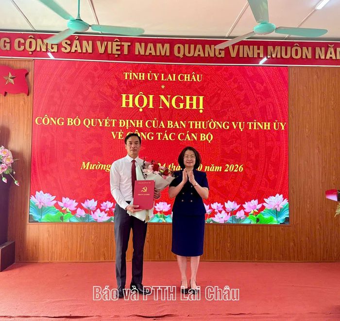 Đồng chí Lê Thị Hường – Ủy viên Ban Thường vụ, Trưởng Ban Tổ chức Tỉnh ủy trao quyết định và tặng hoa chúc mừng đồng chí Nguyễn Quang Khải.