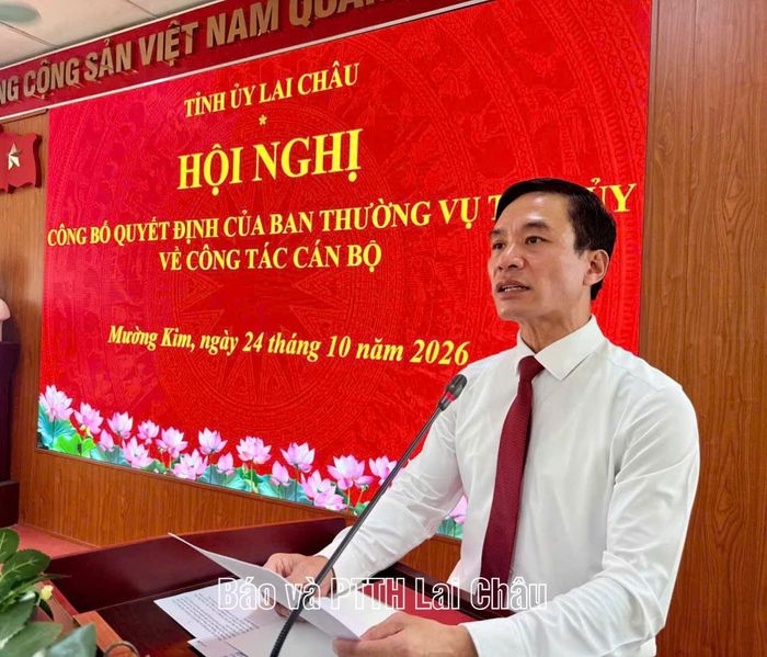 Đồng chí Nguyễn Quang Khải – tân Bí thư Đảng ủy xã Mường Kim phát biểu nhận nhiệm vụ. 