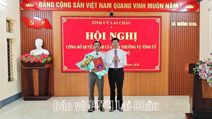 Phó Trưởng Ban Tổ chức Tỉnh ủy trao Quyết định của Ban Thường vụ Tỉnh ủy cho đồng chí Nguyễn Thành Đồng.