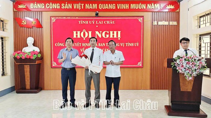 Lãnh đạo Sở Nông nghiệp và Môi trường chúc mừng đồng chí Nguyễn Thành Đồng.