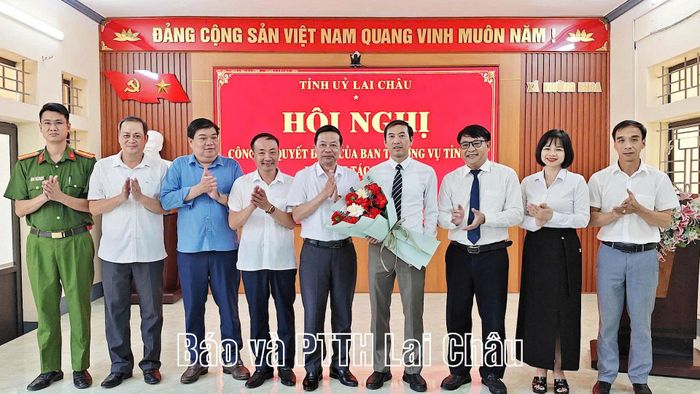 Tập thể lãnh đạo xã Mường Khoa chúc mừng đồng chí Nguyễn Thành Đồng.
