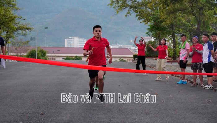 Các vận động viên tranh tài môn chạy việt dã.