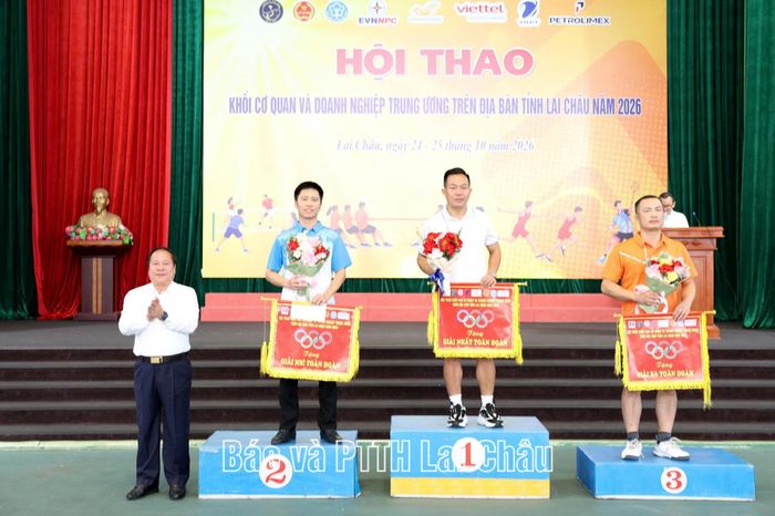 Đồng chí Tống Thanh Hải - Ủy viên Ban Thường vụ Tỉnh ủy, Phó Chủ tịch Thường trực UBND tỉnh trao giải toàn đoàn cho các đoàn.