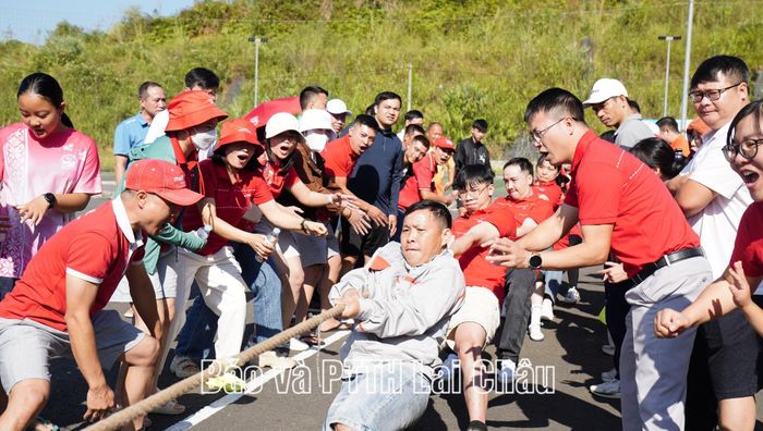 Các vận động viên thi đấu môn kéo co.