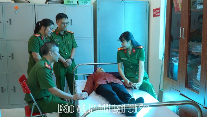 Lực lượng Công an Lai Châu thăm hỏi, động viên thân nhân liệt sỹ.