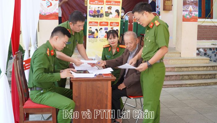 Lực lượng Công an Lai Châu xác minh thông tin thân nhân liệt sỹ.