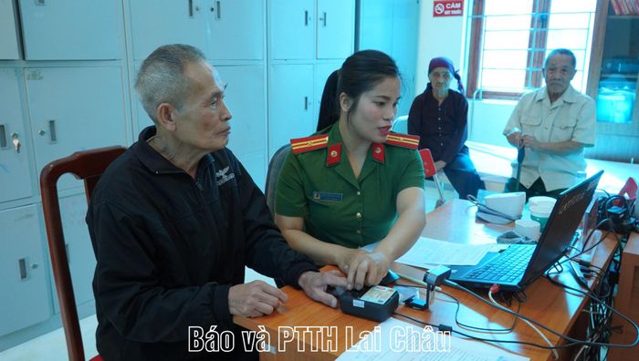 Công an phường Đoàn Kết thu nhận yêu cầu tích hợp dữ liệu ADN.