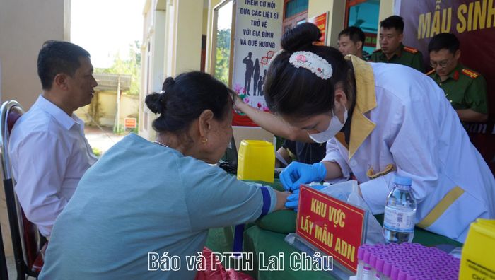 Cán bộ y tế lấy mẫu máu của thân nhân liệt sĩ phục vụ thu thập mẫu sinh phẩm ADN.