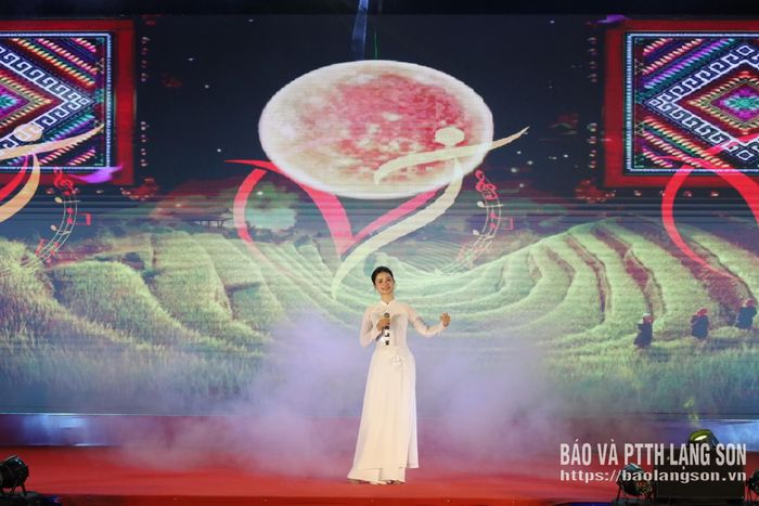 Tiết mục "Chiếc khăn piêu" do ca sĩ Anh Thư thể hiện tại Không gian văn hoá đường Hùng Vương