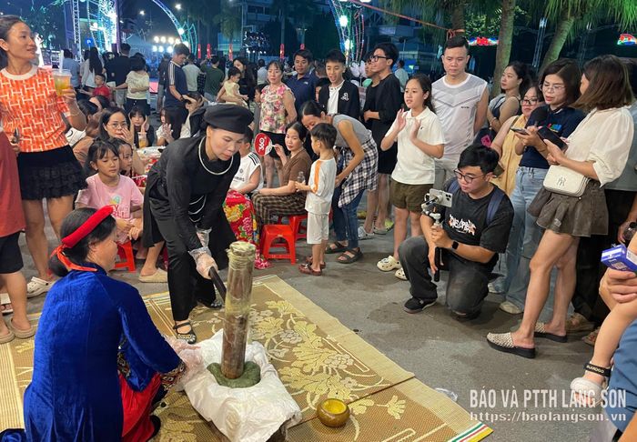Người dân trải nghiệm công đoạn làm bánh ngải tại Không gian văn hoá đường Hùng Vương