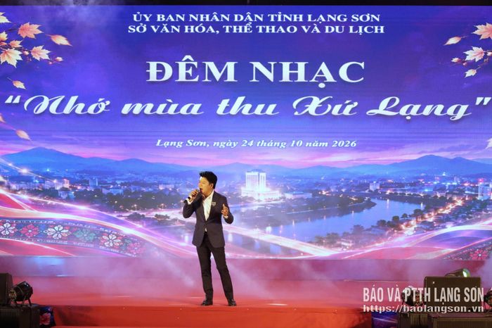 Tiết mục "Hoa sim biên giới" do ca sĩ Vũ Thắng Lợi thể hiện tại Không gian văn hoá đường Hùng Vương