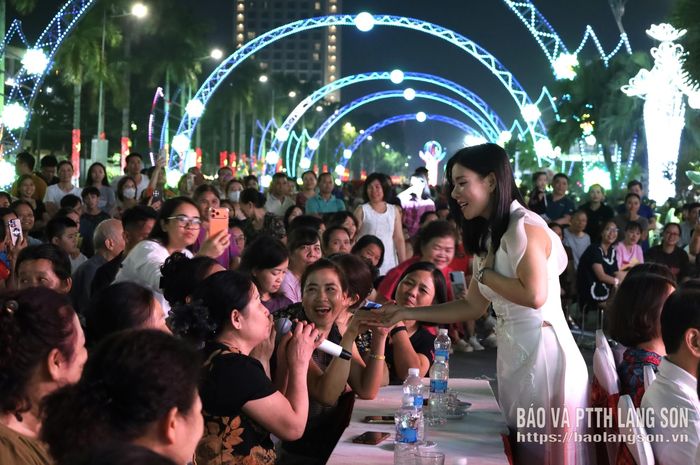 Ca sĩ Bùi Lê Mận giao lưu cùng khán giả tại Không gian văn hoá đường Hùng Vương
