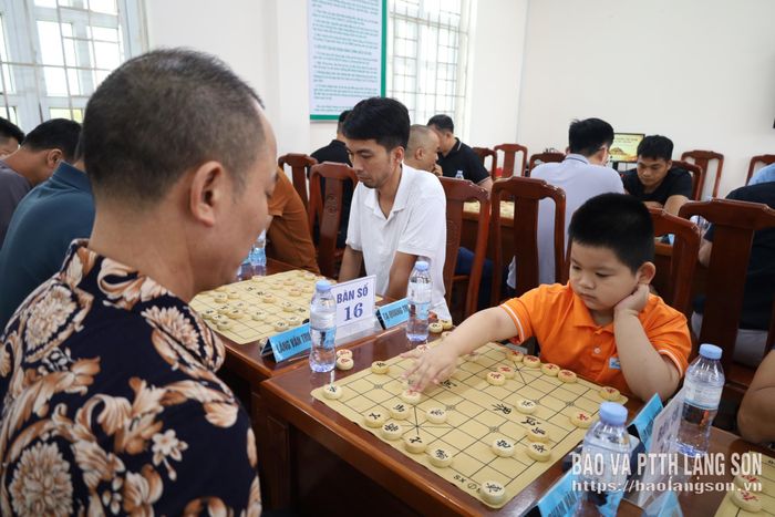 Kỳ thủ nhí tham gia giải đấu