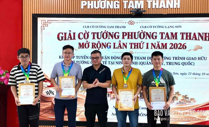 Đại diện Ban Tổ chức trao giải Nhất, Nhì, Ba cho các vận động viên