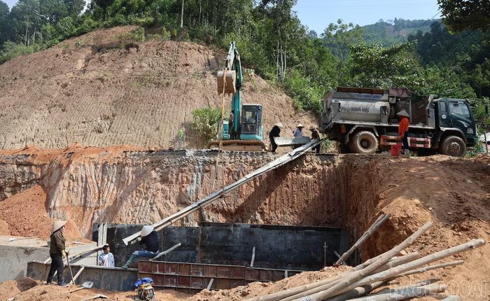 Nhiều vị trí thi công khó khăn do taluy cao.