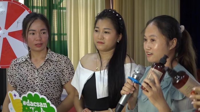 Học viên thực hành livestream trong lớp tập huấn bán hàng trực tuyến.