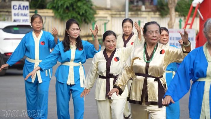 Các hội viên tập dưỡng sinh trên sân tập ở phường Lào Cai.